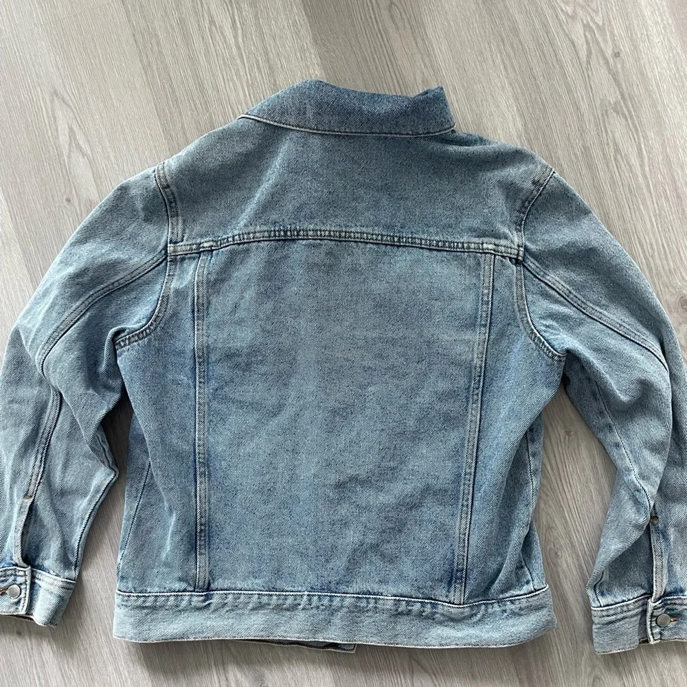 H&M Classic Light Wash Denim Jean Jacket - Picture 4 of 10
